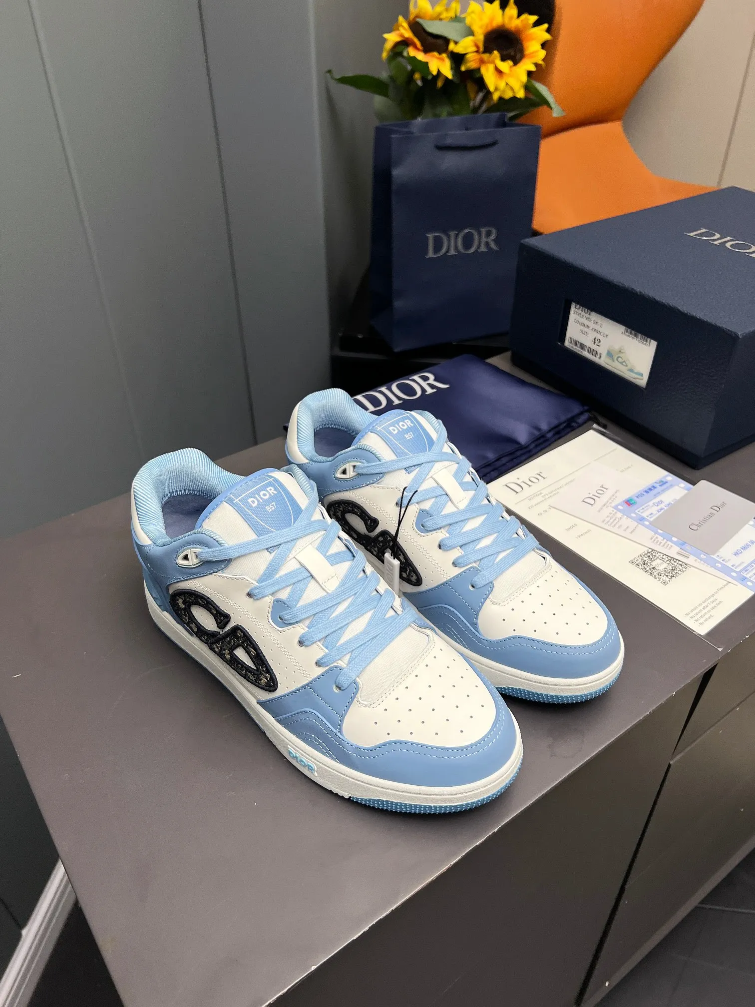 Men's Men's Shoes 💰600 Dior DiorB57 top version of low-top sneakers! ! ! Navy blue with beige smooth first-layer cowhide, fully oiled edges, T men's shoes 💰U outsole.  The 2024 autumn men's wear series has made a wonderful debut, a new classic item launched by Dior. Crafted from smooth first-grain cow leather in navy blue and beige, it's accented by a large leather heat-stamped CD logo on the sides. The distinctive laces of the same color match the color of the shoe body, and the opening and closing are decorated with various classic details on the tongue, sole and back side to enhance the style. The eyelet details, upper stitching and heel strip panels of the same color highlight the dynamic charm of its sports style. Exclusive two-color molded T men's shoes 💰U outsole is light, comfortable, non-slip and wear-resistant, the mesh lining and feet are customized with original colors, soft and breathable. Exquisite production technology highlights the grade, and can be matched with all kinds of clothing to create a refined look.